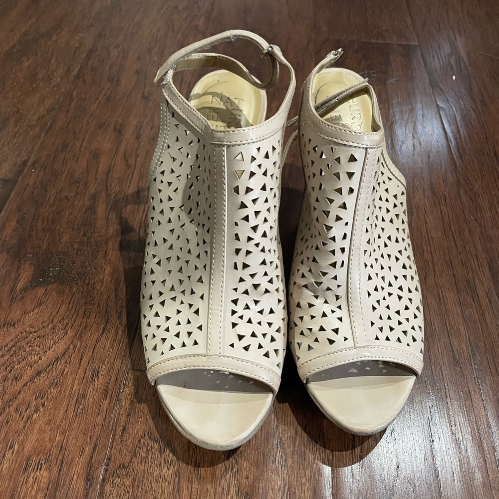 Women’s light pink heels!